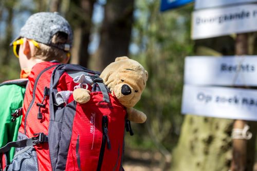 Bepakt op wandeling met de scouts